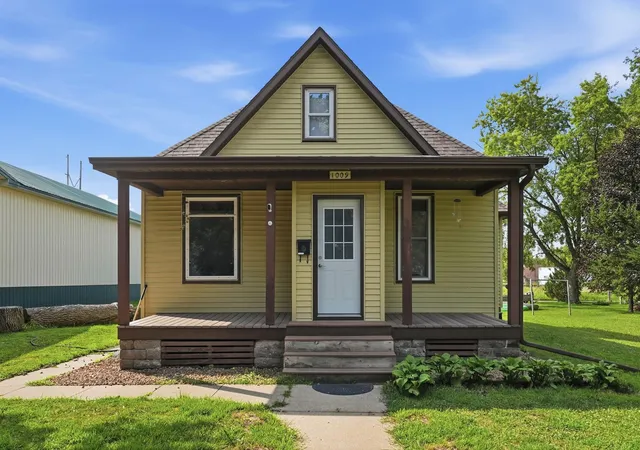 Photo 2 of Single family home for sale at 1009 Campbell Ave Nw, Willmar, MN 56201 | MLS# 7122625 | Listing updated on 2026-08-29