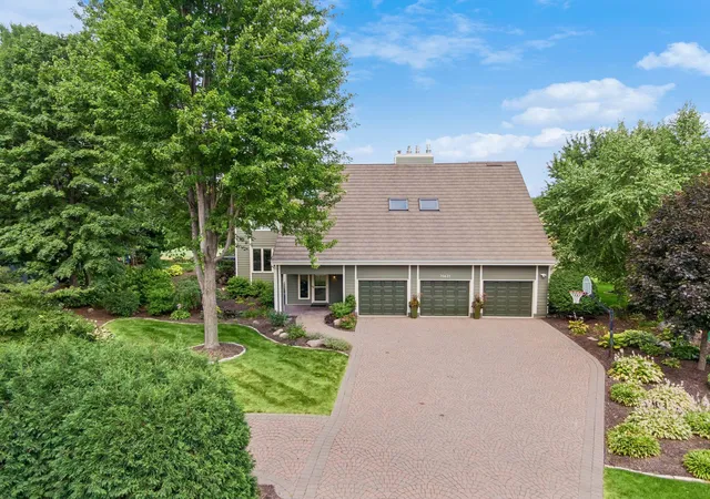 3rd image of 10631 Niblick Ln, Eden Prairie, MN 55347 | MLS# 7122675