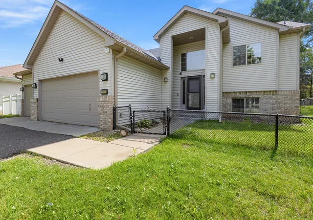 Photo 2 of Sale Pending at 1911 Queens Dr, Saint Paul, MN 55125 | MLS# 7122943 | Listing updated on 2026-08-31