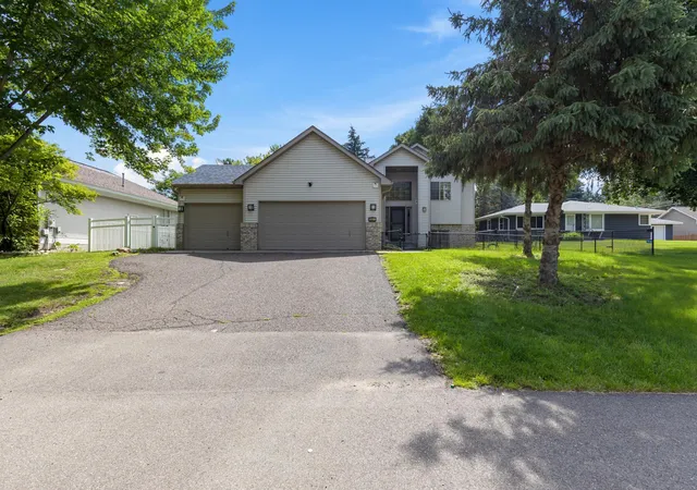 Photo 3 of Sale Pending at 1911 Queens Dr, Saint Paul, MN 55125 | MLS# 7122943 | Listing updated on 2026-08-31