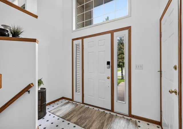 Photo 3 of Sale Pending at 1911 Queens Dr, Saint Paul, MN 55125 | MLS# 7122943 | Listing updated on 2026-08-31