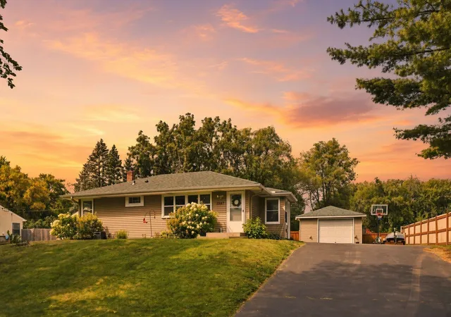 1st image of 1587 Sextant Ave E, Maplewood, MN 55109 | MLS# 7122990