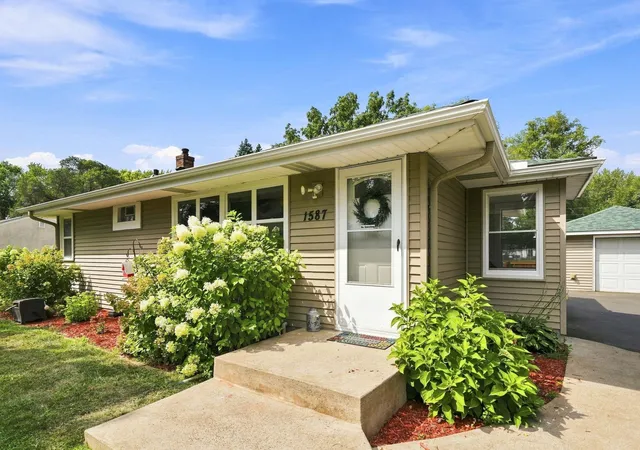 Photo 3 of Single family home for sale at 1587 Sextant Ave E, Maplewood, MN 55109 | MLS# 7122990 | Listing updated on 2026-09-08