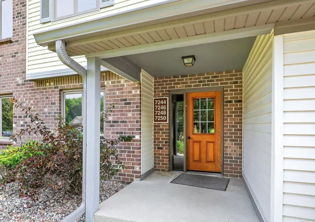 Listing Photo 4 - Condo for sale in building located at 7244 Hunters Run, Eden Prairie, MN 55346 - Unit #21D
