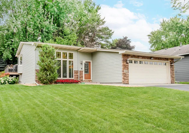 1st image of 2565 Cochrane Dr, Saint Paul, MN 55125 | MLS# 7123027