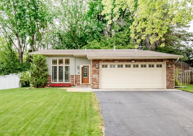 Photo 3 of Sale Pending at 2565 Cochrane Dr, Saint Paul, MN 55125 | MLS# 7123027 | Listing updated on 2026-08-27