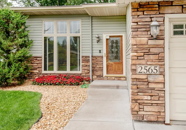 Photo 3 of Sale Pending at 2565 Cochrane Dr, Saint Paul, MN 55125 | MLS# 7123027 | Listing updated on 2026-08-27