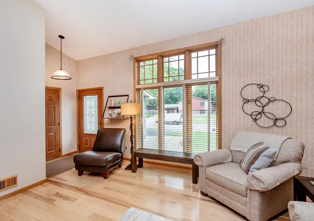 Photo 4 of Sale Pending at 2565 Cochrane Dr, Saint Paul, MN 55125 | MLS# 7123027 | Listing updated on 2026-08-27