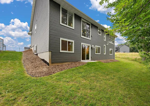 Photo 4 of Single family home for sale at 271 Eagle Ridge Dr, Roberts, WI 54023 | MLS# 7123046 | Listing updated on 2026-10-10