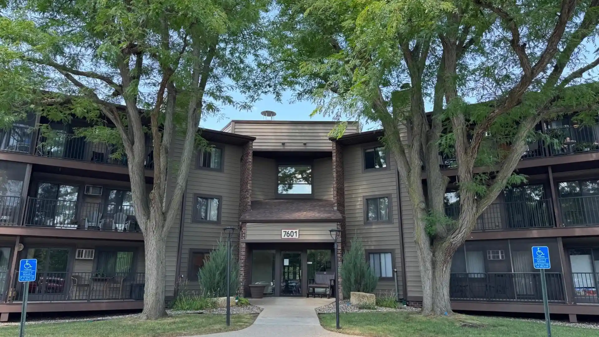 Listing Photo 1 - Condo for sale in 7601 W 101st St located at 7601 W 101st St, Bloomington, MN 55438 - Unit #114