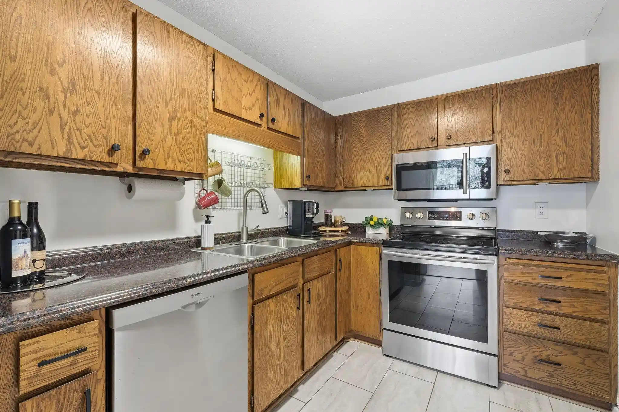 Listing Photo 2 - Condo for sale in 7601 W 101st St located at 7601 W 101st St, Bloomington, MN 55438 - Unit #114