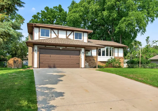 3rd image of 9844 Nw Butternut St Nw, Minneapolis, MN 55448 | MLS# 7123153