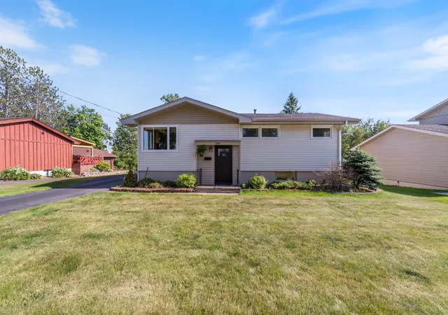 Photo 3 of Sale Pending at 588 W Winona St, Duluth, MN 55803 | MLS# 7123163 | Listing updated on 2026-09-01