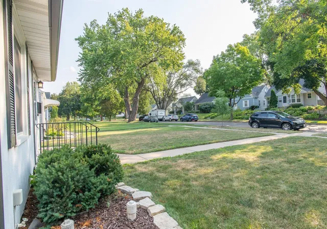 32nd image of 2821 Edgewood Ave S, Minneapolis, MN 55426 | MLS# 7123196