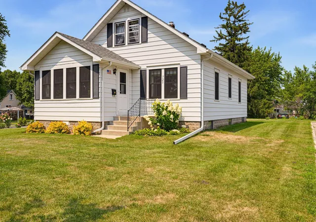 Photo 1 of Sale Pending at 725 5th Avenue Sw, Hutchinson, MN 55350 | MLS# 7123245 | Listing updated on 2026-08-18
