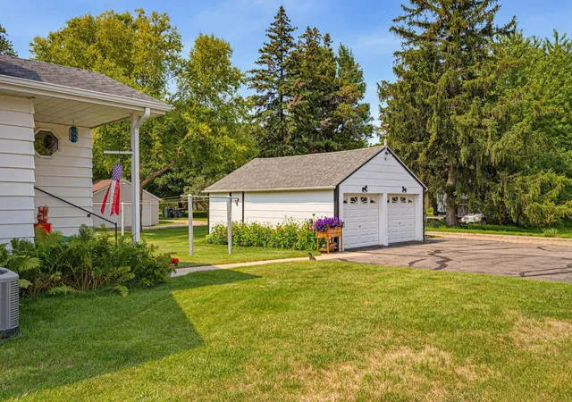 Photo 2 of Sale Pending at 725 5th Avenue Sw, Hutchinson, MN 55350 | MLS# 7123245 | Listing updated on 2026-08-18