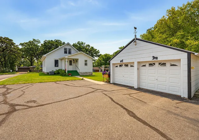 Photo 3 of Sale Pending at 725 5th Avenue Sw, Hutchinson, MN 55350 | MLS# 7123245 | Listing updated on 2026-08-18