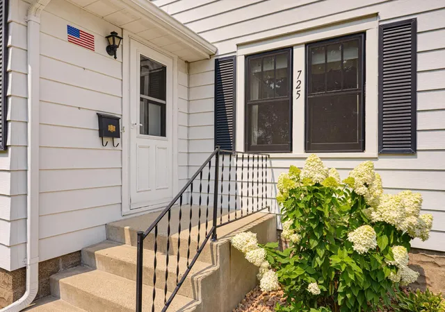 Photo 3 of Sale Pending at 725 5th Avenue SW, Hutchinson, MN 55350 | MLS# 7123245 | Listing updated on 2026-08-18