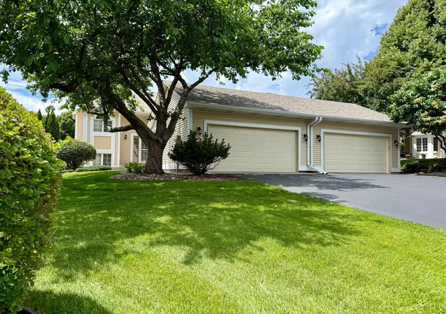 Photo 3 of Single family home for sale at 808 Winterberry Dr, Saint Paul, MN 55125 | MLS# 7123256 | Listing updated on 2026-10-02