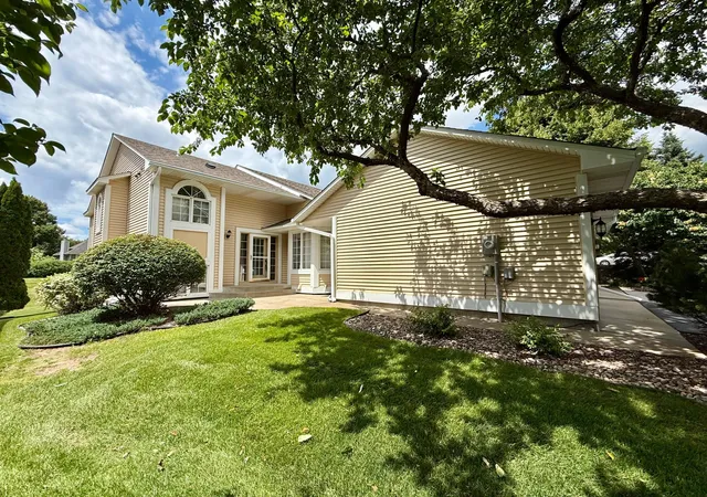 Photo 3 of Single family home for sale at 808 Winterberry Dr, Saint Paul, MN 55125 | MLS# 7123256 | Listing updated on 2026-09-16