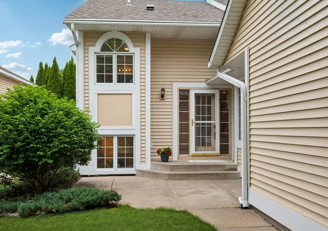 Photo 4 of Single family home for sale at 808 Winterberry Dr, Saint Paul, MN 55125 | MLS# 7123256 | Listing updated on 2026-09-16