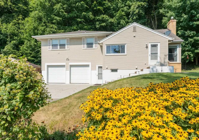 Photo 1 of Single family home for sale at 48186 Old River Blf Rd, Saint Peter, MN 56082 | MLS# 7123281 | Listing updated on 2026-09-15