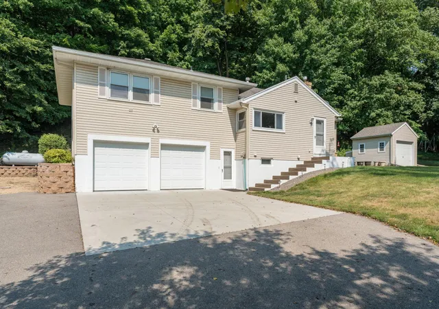 Photo 2 of Single family home for sale at 48186 Old River Blf Rd, Saint Peter, MN 56082 | MLS# 7123281 | Listing updated on 2026-09-15