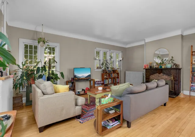 2nd image of 116 Lexington Pkwy N, Saint Paul, MN 55104 | MLS# 7123313