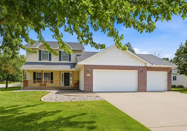 Photo 1 of Single family home for sale at 955 Park Dr, Belle Plaine, MN 56011 | MLS# 7123352 | Listing updated on 2026-08-09