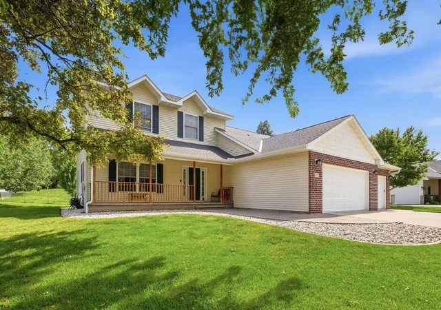 Photo 2 of Single family home for sale at 955 Park Dr, Belle Plaine, MN 56011 | MLS# 7123352 | Listing updated on 2026-08-09