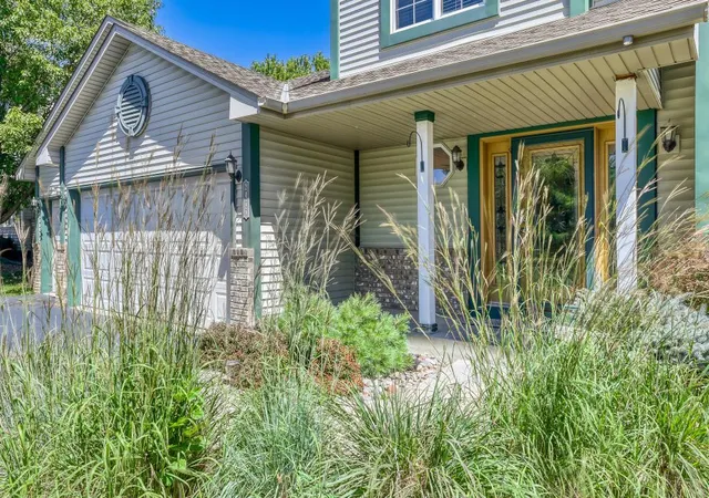 Photo 3 of Sale Pending at 2477 Windsor Ln, Saint Paul, MN 55125 | MLS# 7123361 | Listing updated on 2026-09-12