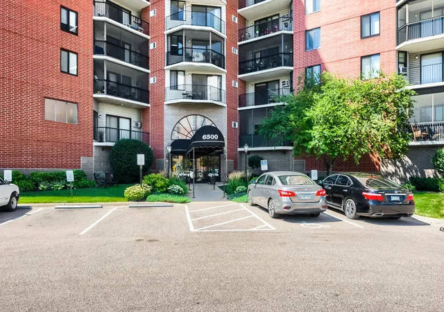 Photo 2 of Condo for sale at 6500 Woodlake Dr #601, Minneapolis, MN 55423 | MLS# 7123473 | Listing updated on 2026-08-20