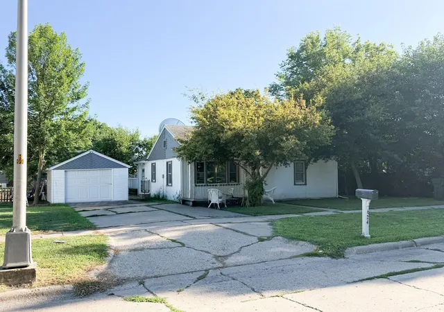 1st image of 624 Dover St, Worthington, MN 56187 | MLS# 7123582