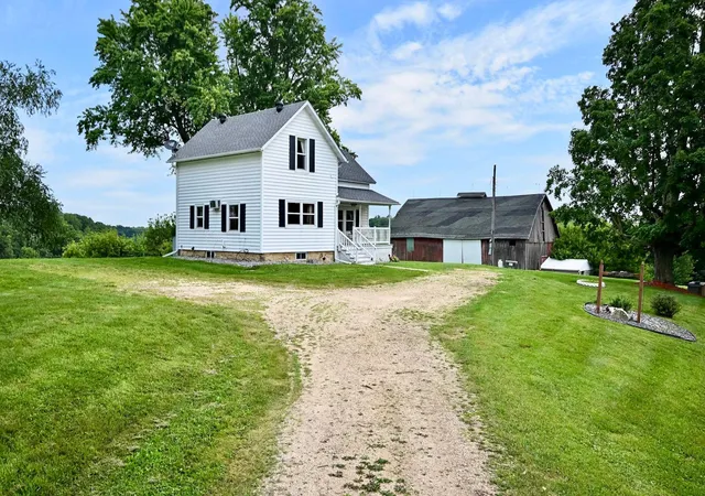 Photo 1 of Single family home for sale at 37000 Krage Dr, Winona, MN 55987 | MLS# 7123595 | Listing updated on 2026-09-01