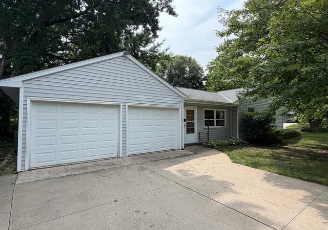 Photo 2 of Single family home for sale at 3 Fareway Dr, Northfield, MN 55057 | MLS# 7123596 | Listing updated on 2026-09-04
