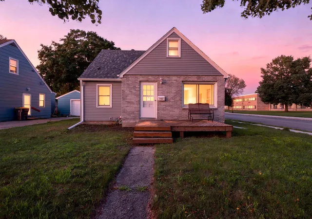 Photo 1 of Single family home for sale at 802 Center St, North Mankato, MN 56003 | MLS# 7123690 | Listing updated on 2026-09-03