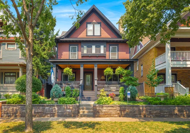2nd image of 847 Ashland Ave, Saint Paul, MN 55104 | MLS# 7123787