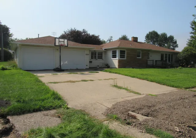 Photo 1 of Sale Pending at 406 S Linton St, Blue Earth, MN 56013 | MLS# 7123929 | Listing updated on 2026-08-07