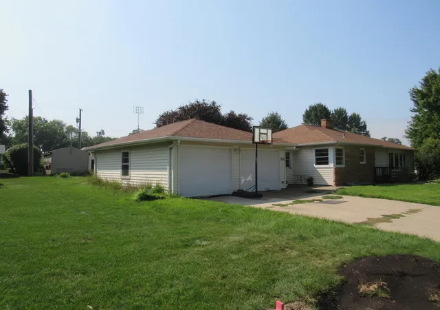 Photo 2 of Sale Pending at 406 S Linton St, Blue Earth, MN 56013 | MLS# 7123929 | Listing updated on 2026-08-07
