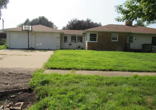 Photo 3 of Sale Pending at 406 S Linton St, Blue Earth, MN 56013 | MLS# 7123929 | Listing updated on 2026-08-07