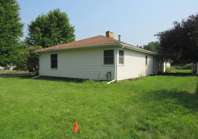 Photo 5 of Sale Pending at 406 S Linton St, Blue Earth, MN 56013 | MLS# 7123929 | Listing updated on 2026-08-07
