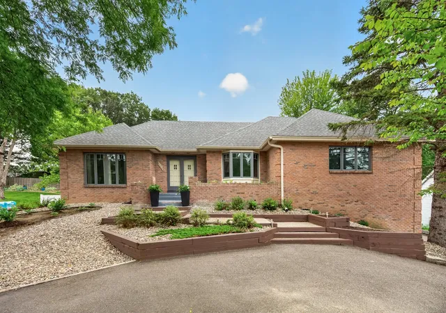 1st image of 1528 Briarknoll Dr, Saint Paul, MN 55112 | MLS# 7123930