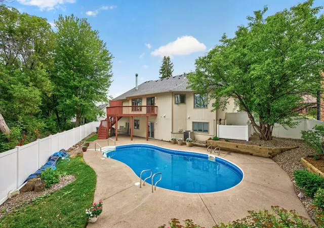 2nd image of 1528 Briarknoll Dr, Saint Paul, MN 55112 | MLS# 7123930