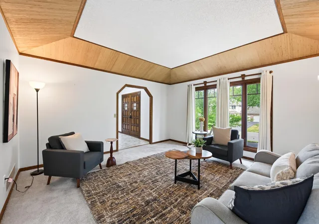 3rd image of 1528 Briarknoll Dr, Saint Paul, MN 55112 | MLS# 7123930