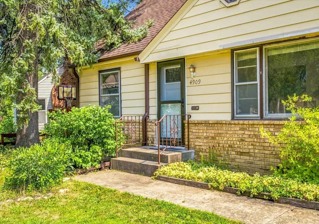 3rd image of 4909 W Upland Crst, Minneapolis, MN 55421 | MLS# 7123966