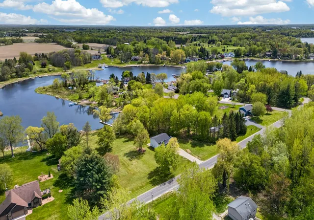 2nd image of 33067 Nueman Trl, Lindstrom, MN 55045 | MLS# 7124058