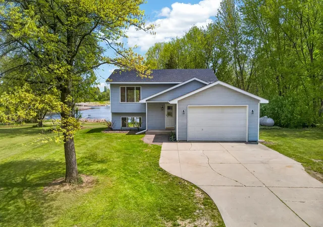 3rd image of 33067 Nueman Trl, Lindstrom, MN 55045 | MLS# 7124058