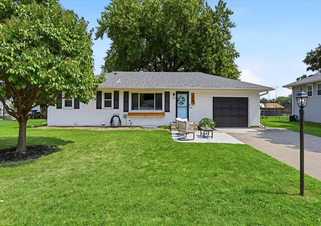 Photo 1 of Sale Pending at 185 Garden View Dr, Saint Paul, MN 55124 | MLS# 7124163 | Listing updated on 2026-09-03