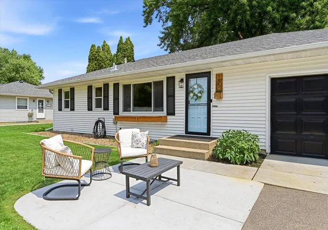 Photo 2 of Sale Pending at 185 Garden View Dr, Saint Paul, MN 55124 | MLS# 7124163 | Listing updated on 2026-09-03