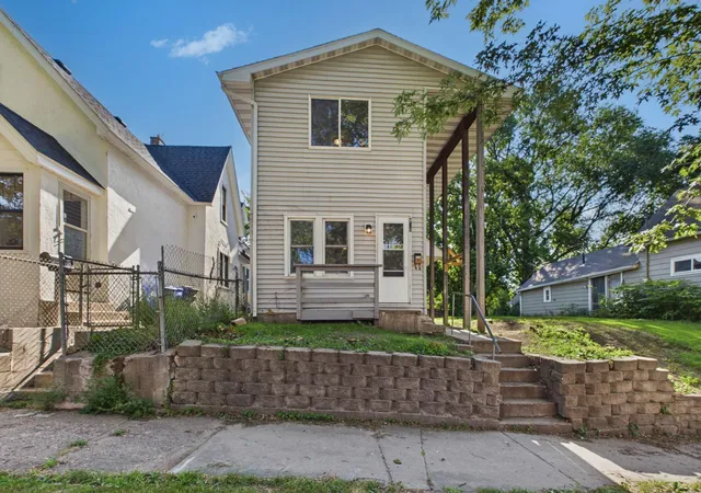 Photo 3 of Single family home for sale at 920 Farrington St, Saint Paul, MN 55117 | MLS# 7124198 | Listing updated on 2026-09-25